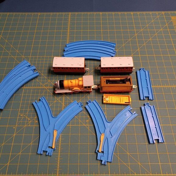 TOMY Engine Molly, tender, Annie, Clarabell Train - Picture 4 of 11